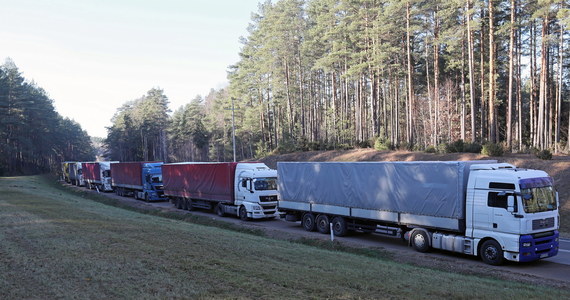 Ponad 40 godzin - na tyle szacowany był w czwartek wieczorem czas oczekiwania ciężarówek na przekroczenie granicy z Białorusią na przejściu drogowym w Bobrownikach w woj. podlaskim. Na wyjazd z Polski przez towarowe przejście graniczne w Koroszczynie w woj. lubelskim czeka ok. 840 pojazdów; szacunkowy czas oczekiwania to 20 godzin. 