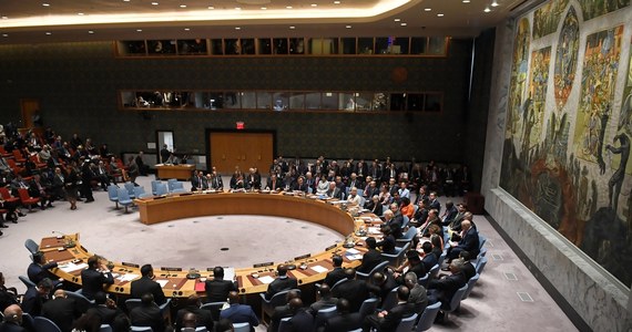​Podczas posiedzenia Rady Bezpieczeństwa ONZ w sprawie konfliktu na polsko-białoruskiej granicy kraje zachodnie potępiły reżim Łukaszenki. Rosyjski dyplomata nie zgodził się z przyjętą rezolucją i zarzucił jej autorom "skłonności masochistyczne".