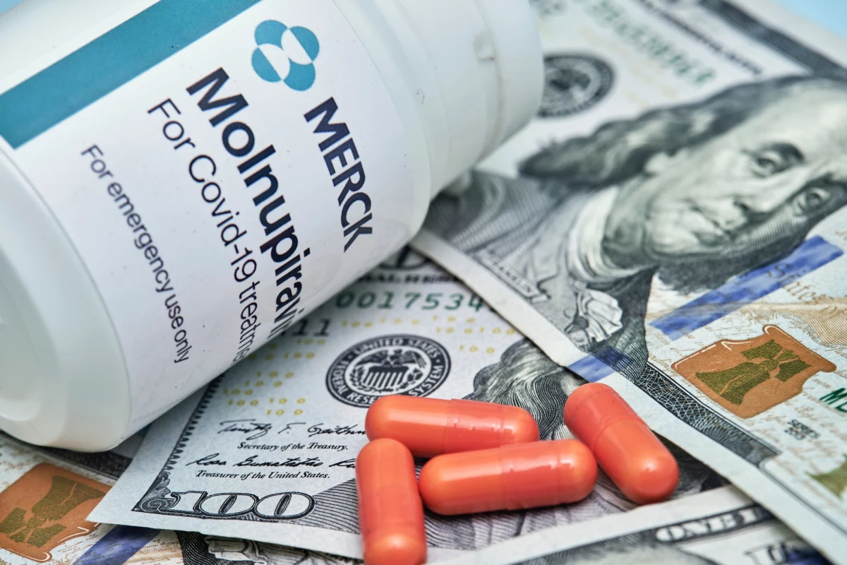 W połowie grudnia chorzy na Covid-19 w Polsce powinni mieć do dyspozycji pierwszy lek na tę chorobę wywołaną zakażeniem wirusem SARS-CoV-2. Wtedy spodziewane są pierwsze dostawy Molnupiraviru. "Mamy już zakontraktowane dostawy" - potwierdza rzecznik resortu zdrowia w rozmowie z RMF FM, mimo że lek ten nie jest jeszcze dopuszczany do obrotu w Europie. 