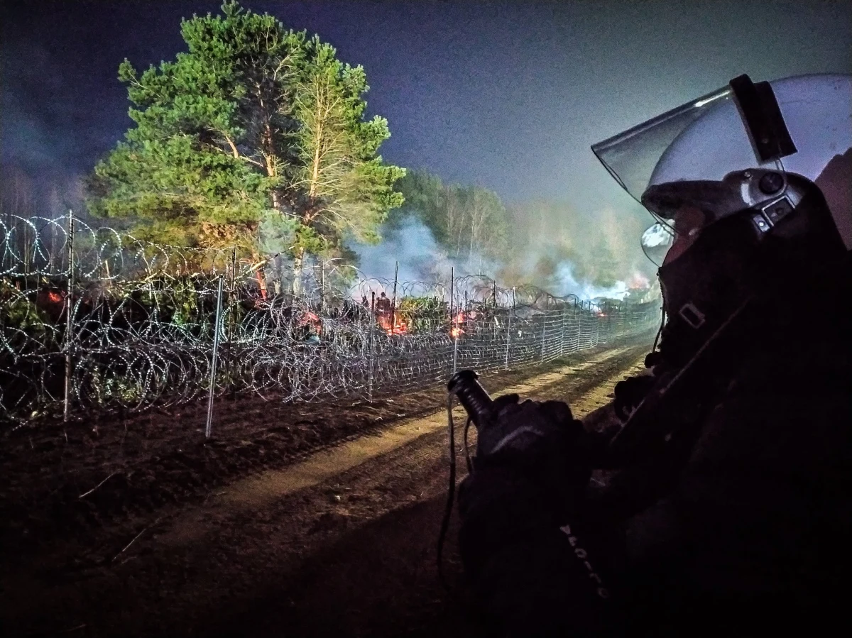 Grupa ok. 35 osób, w większości kobiet i dzieci, próbowała w czwartek wieczorem w okolicach Kuźnicy (Podlaskie) nielegalnie przekroczyć granicę białorusko-polską. Ludzi tych próbowało przepchnąć siłą białoruskie wojsko - poinformowała podlaska policja.