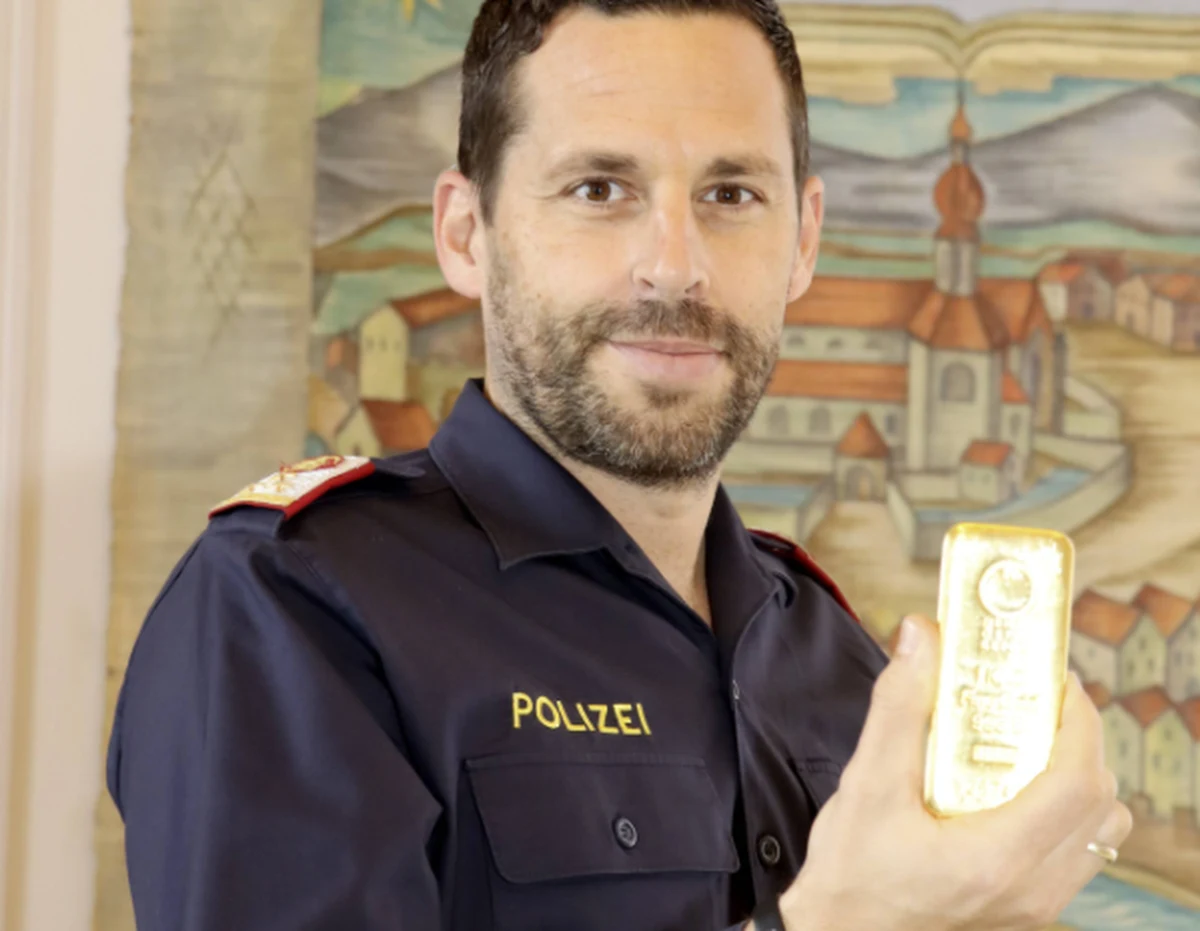 Sztabkę złota znalazł w kupionej na targu sofie mieszkaniec Neunkirchen w Austrii. Jej wartość oszacowano na 48 tysięcy euro.  