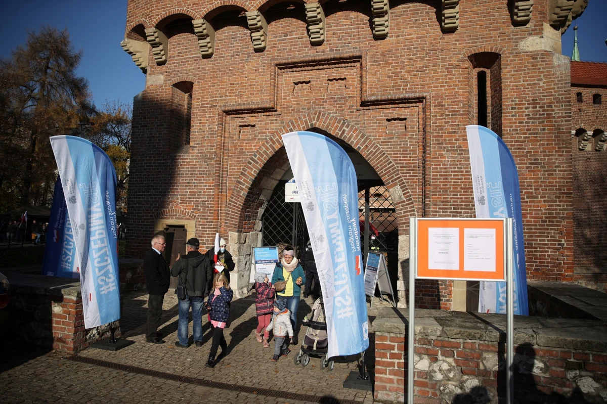 1078 osób zaszczepiło się przeciwko COVID-19 podczas zorganizowanej 11 listopada w Małopolsce akcji "Szczepimy się dla Niepodległej" - poinformował w piątek wojewoda małopolski Łukasz Kmita.