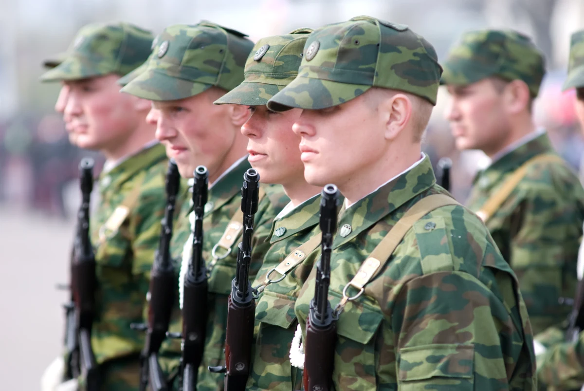 Rzecznik Komisji Europejskiej ds. zagranicznych Peter Stan jako "dość niepokojące" określił w piątek na konferencji prasowej w Brukseli informacje o koncentracji rosyjskich wojsk w pobliżu granicy z Ukrainą.