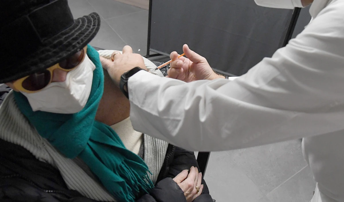 Zaledwie 0,57 proc. osób w pełni zaszczepionych przeciw Covid-19 zostało zakażonych. Wśród wszystkich zgonów osób zakażonych koronawirusem 3,51 proc. stanowiły osoby zaszczepione, zgony nie są związane ze szczepieniem - poinformowało w piątek Ministerstwo Zdrowia.