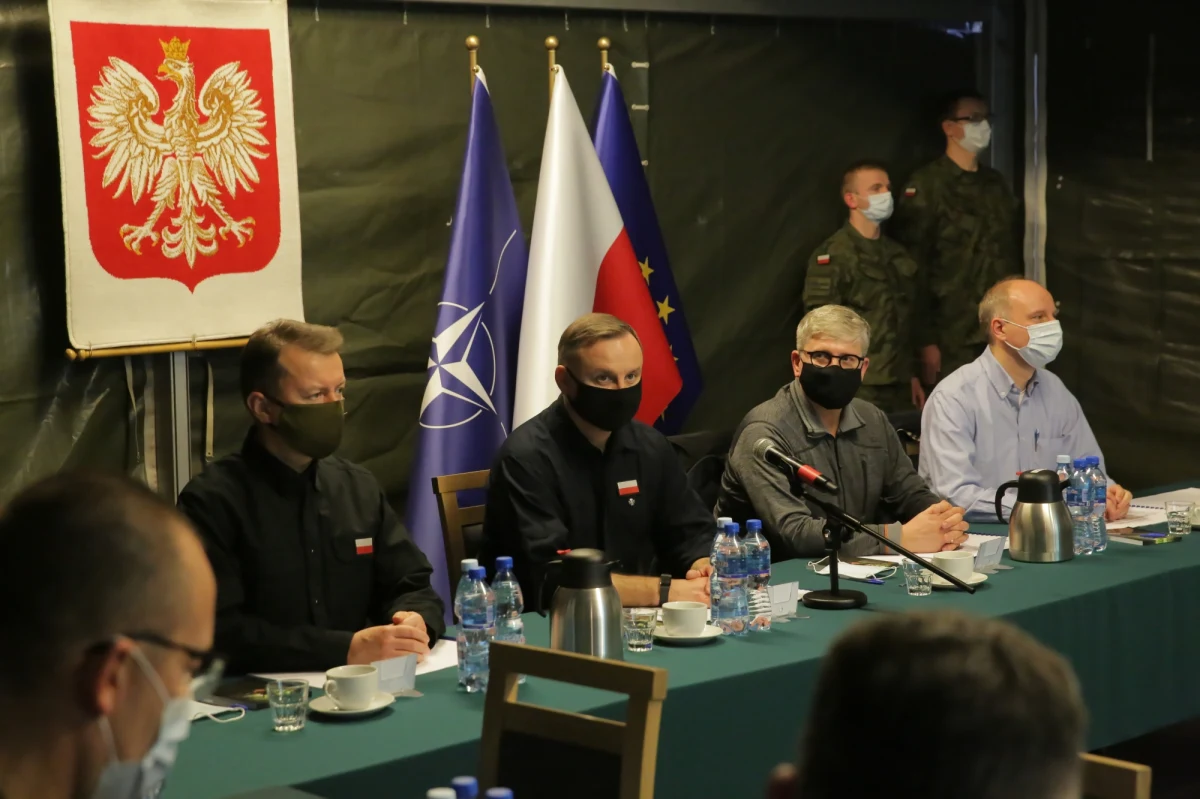 Polscy żołnierze, funkcjonariusze Straży Granicznej i policji odpowiadają na atak hybrydowy na polską granicę, a zarazem granicę Unii Europejskiej, w sposób niezwykle profesjonalny, odpowiedzialny i dzielny - powiedział w piątek w Olsztynie prezydent Andrzej Duda.