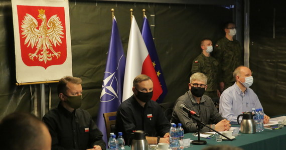 Polscy żołnierze, funkcjonariusze Straży Granicznej i policji odpowiadają na atak hybrydowy na polską granicę, a zarazem granicę Unii Europejskiej, w sposób niezwykle profesjonalny, odpowiedzialny i dzielny - powiedział w piątek w Olsztynie prezydent Andrzej Duda.