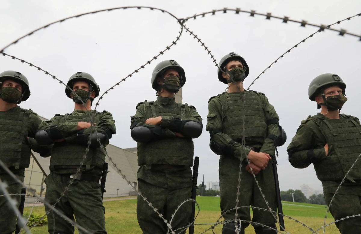 Dwóch rosyjskich wojskowych zginęło w piątek podczas rosyjsko-białoruskich ćwiczeń na poligonie w pobliżu miejscowości Hoża w obwodzie grodzieńskim na Białorusi - poinformował na swojej stronie Biełsat, powołując się na opozycyjną organizację BYPOL, grupującą zbiegłych za granicę przedstawicieli białoruskich resortów siłowych. Rosyjski resort obrony potwierdził te informacje. 