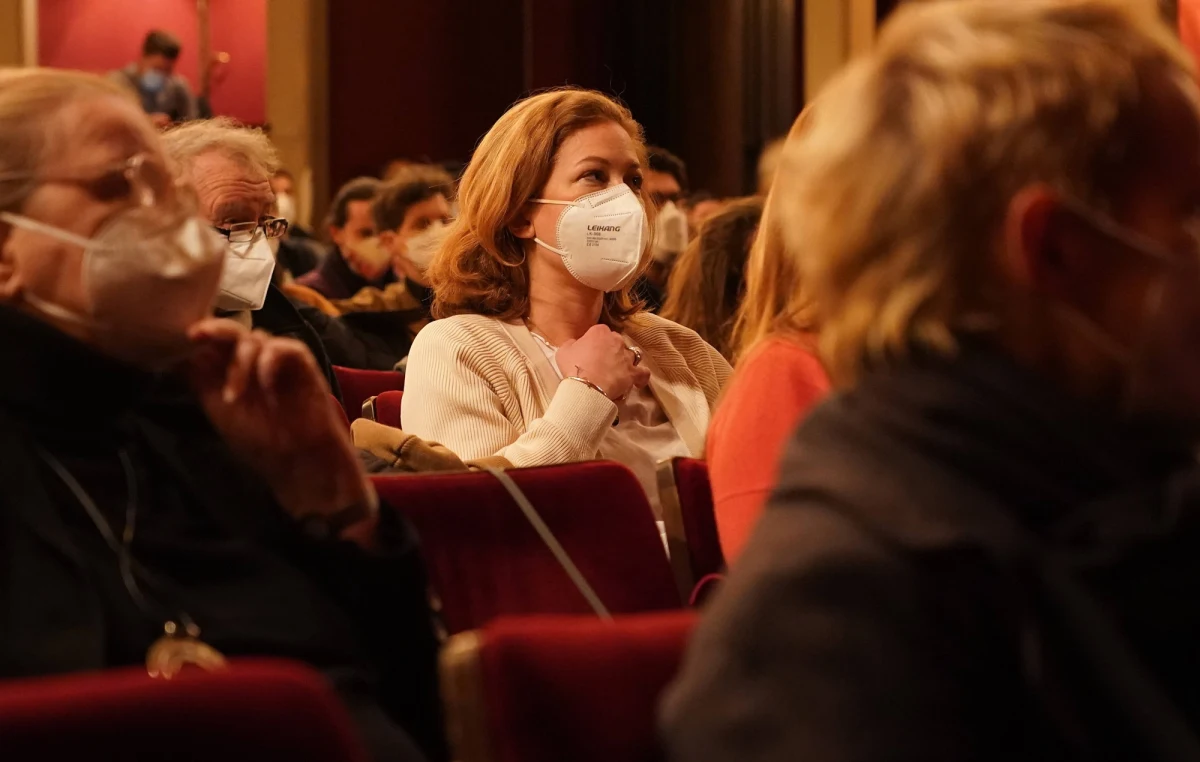 W Berlinie od poniedziałku obowiązywać będą nowe regulacje, dotyczące walki z pandemią. Senat postanowił o kompleksowym wprowadzeniu reguły 2G (geimpfte und genesene - zaszczepieni i wyleczeni) w większości miejsc, włączając w to mecze piłki nożnej - informuje "Tagesspiegel".
