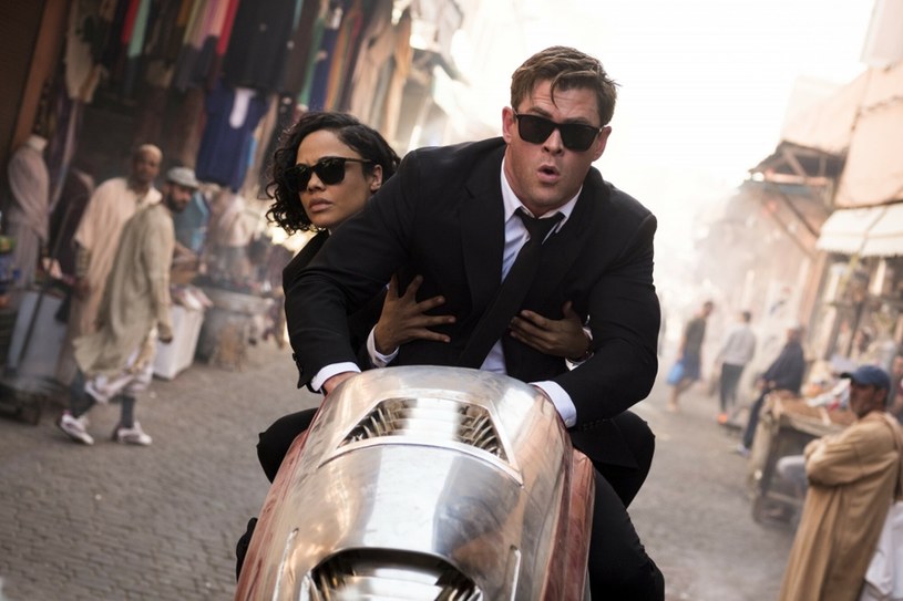 W poniedziałek o godz. 20.05 Polsat zaprasza na emisję filmu "Men in Black: International". W głównych rolach zobaczymy Chrisa Hemswortha i Tessę Thomson. "Są różni jak dzień i noc" - aktorka opisuje bohaterów obrazu. "To serce naprzeciw rozumu" - dodaje Thompson.