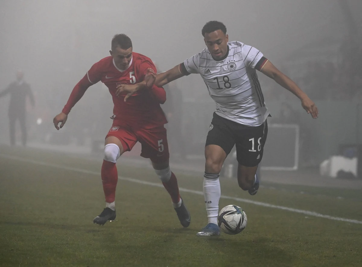 Polska wygrała na wyjeździe z liderem grupy B Niemcami aż 4:0 (3:0) w meczu eliminacji piłkarskich mistrzostw Europy do lat 21. Dwie bramki w Aspach zdobył Adrian Benedyczak, a po jednej Michał Skóraś i Kacper Kozłowski. Rywale od 19. minuty grali w dziesiątkę.