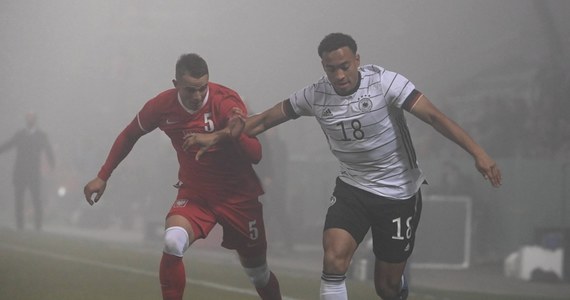 Polska wygrała na wyjeździe z liderem grupy B Niemcami aż 4:0 (3:0) w meczu eliminacji piłkarskich mistrzostw Europy do lat 21. Dwie bramki w Aspach zdobył Adrian Benedyczak, a po jednej Michał Skóraś i Kacper Kozłowski. Rywale od 19. minuty grali w dziesiątkę.