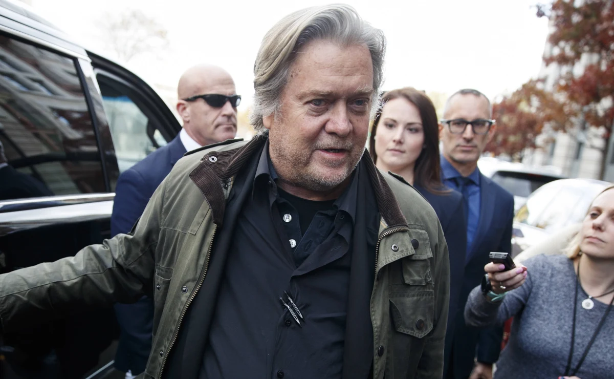 Były główny strateg Białego Domu Steve Bannon otrzymał w piątek zarzuty w związku z uchylaniem się od zeznań przed komisją śledczą Izby Reprezentantów ws. szturmu na Kapitol. Politykowi grozi do roku więzienia.