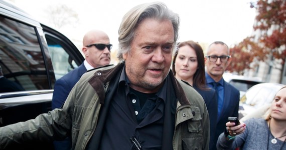 Były główny strateg Białego Domu Steve Bannon otrzymał w piątek zarzuty w związku z uchylaniem się od zeznań przed komisją śledczą Izby Reprezentantów ws. szturmu na Kapitol. Politykowi grozi do roku więzienia.