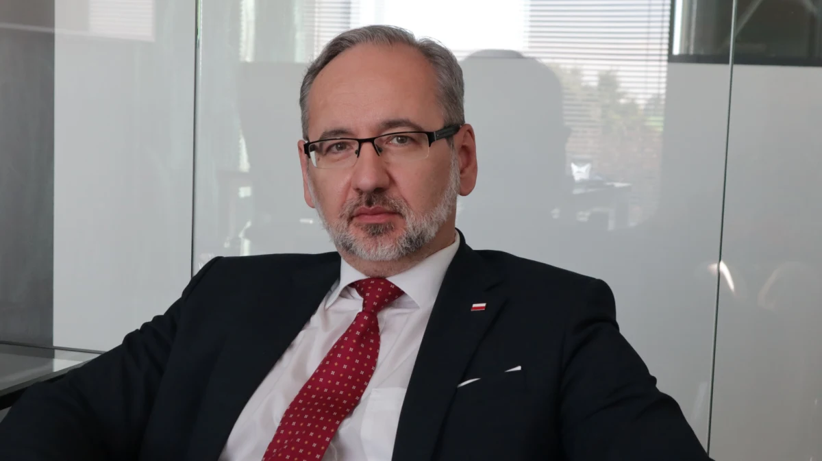 Ministerstwo Zdrowia zdecydowało o wydłużeniu o rok ważności certyfikatów covidowych dla osób po trzeciej dawce szczepienia. "Wydłużenie okresu ważności certyfikatu dokonujemy w oparciu o rekomendację Rady Medycznej. Trzecie szczepienie jest na tyle istotne dla budowy naszej odporności, że pozwoliliśmy sobie nie czekać na decyzję na poziomie całej Unii Europejskiej" - podkreślił minister zdrowia Adam Niedzielski.