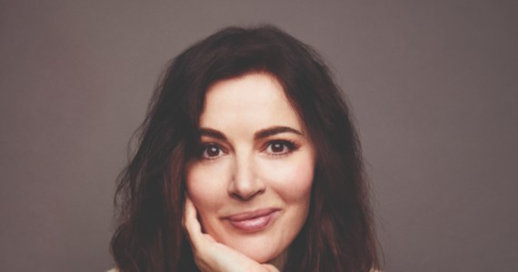 Nigella Lawson, brytyjska autorka, dziennikarka i krytyczka kulinarna wydała właśnie nową książkę "Zrób, zjedz, powtórz". "To dla mnie to nie tylko mantra. To historia mojego życia" - mówi Lawson. W RMF FM rozmawiamy z nią o kulturze jedzenia, która mocno zmieniła się z powodu pandemii, o nowych, zaskakujących przepisach, ale też o naszym żurku i słodkiej karpatce. Przepisy Nigelli Lawson nie są zbyt skomplikowane, co starają się udowodnić nasi dziennikarze Katarzyna Sobiechowska-Szuchta i Paweł Balinowski.