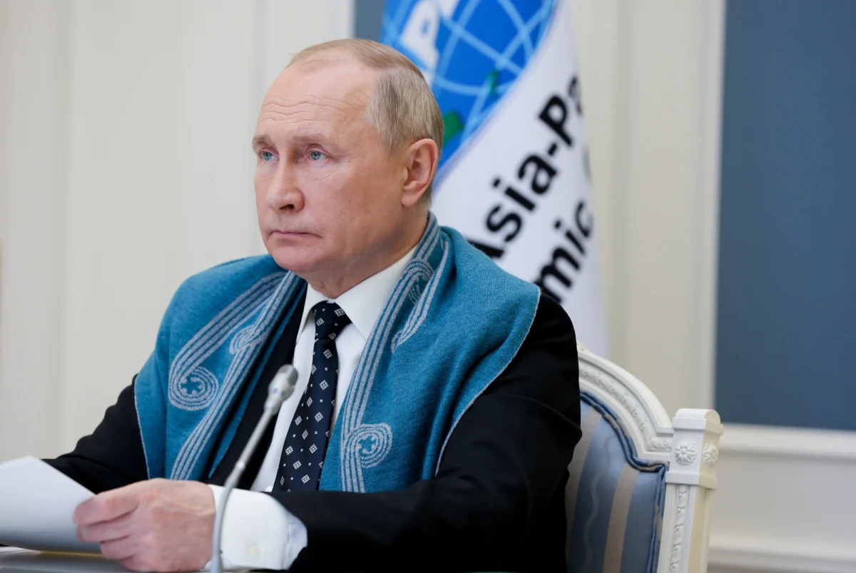 "To nie jest pytanie do mnie, dlaczego oni (UE i Białoruś- przyp. red.) ze sobą nie rozmawiają. Nas to nie dotyczy" - powiedział prezydent Rosji Władimir Putin, pytany o kryzys na granicach Białorusi z krajami unijnymi. "Zrozumiałem ze swoich rozmów z Alaksandrem Łukaszenką i kanclerz Merkel, że są gotowi porozmawiać ze sobą" - dodał w wywiadzie dla telewizji Rossija 1. "Nie mamy z tym absolutnie nic wspólnego, ale na nas zawsze starają się zrzucić odpowiedzialność, z każdego powodu i bez powodu" - przekonywał. 