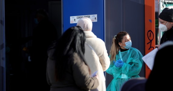 "Z uwagi na dużą ilość infekcji koronawirusa w Bawarii, gdzie sytuacja jest 'niezwykle dramatyczna i niepokojąca', już od najbliższego wtorku obowiązywać będą zaostrzone środki ostrożności" – oficjalnie potwierdził w sobotę portal Merkur.