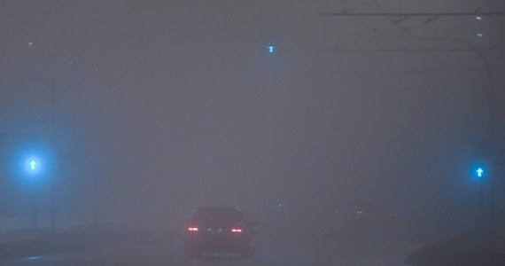 Wieczorem i w nocy będą panować trudne warunki na drogach: mgły będą występować w niemal całym kraju. Będzie chłodno - maksymalnie do 5 stopni Celsjusza na północy. Na zachodzie kraju możliwe są opady deszczu i mżawka. 