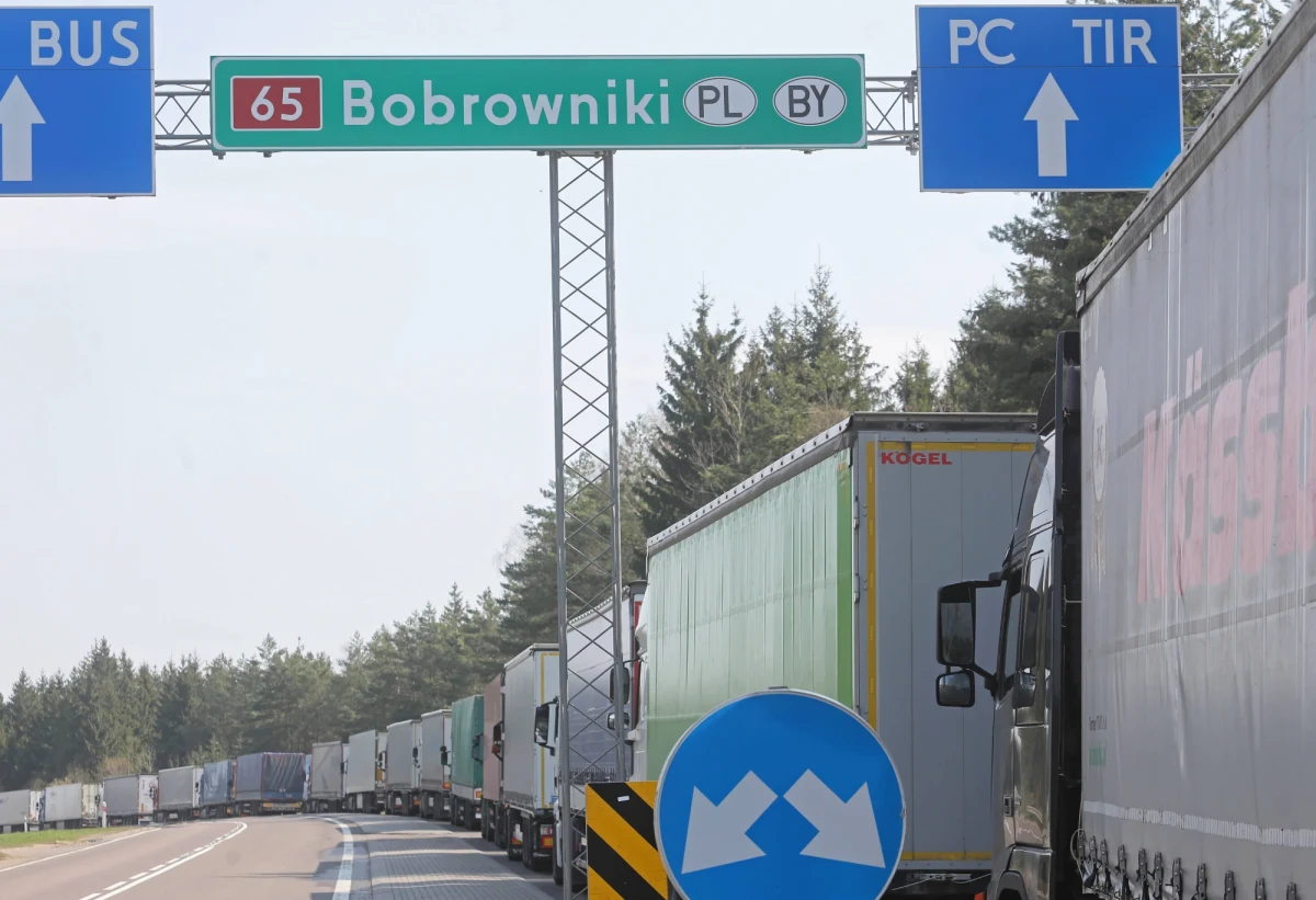 Na wyjazd z Polski przez towarowe przejście graniczne w Koroszczynie (Lubelskie) czeka 1600 pojazdów. "Szacunkowy czas oczekiwania to 33 godziny" - poinformował wieczorem rzecznik Izby Administracji Skarbowej (IAS) w Lublinie Michał Deruś. Z kolei do 60 godzin wydłużył się czas oczekiwania na odprawę graniczną ciężarówek chcących wyjechać na Białoruś przez przejście graniczne w Bobrownikach na Podlasiu. 