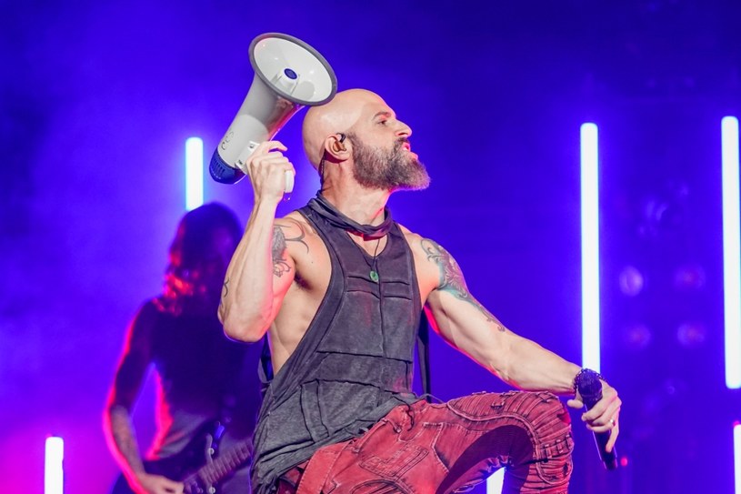 Znany m.in. z amerykańskiego "Idola" wokalista Chris Daughtry przerwał trasę swojego zespołu Daughtry. 41-letni rockman poinformował o nagłej śmierci swojej przyrodniej córki. Według informacji policyjnych, 25-letnia Hannah została zamordowana.