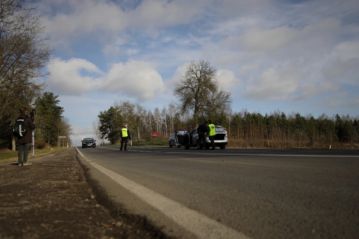 Zasady obowiązujące podczas stanu wyjątkowego – po jego wygaśnięciu z początkiem grudnia – zostaną ustawą wydłużone bezterminowo. To ustalenia reporterów RMF FM na temat planów rządu. Najprawdopodobniej już w tym tygodniu Sejm zajmie się zmianą ustawy o ochronie granic, która utrzyma m.in. zakaz poruszania się w strefie przygranicznej.