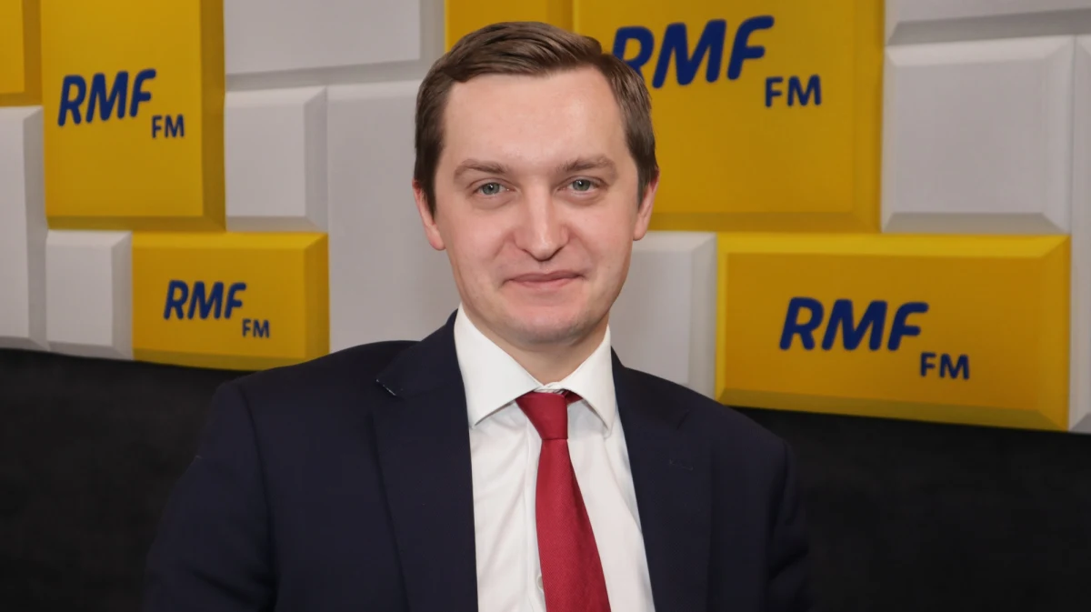 „Samo korzystanie z formalnych narzędzi, które są w pakcie wskazane, wskazuje na hierarchizację problemu, który istnieje. Mamy do czynienia z oczywistym aktem nowego rodzaju agresji i trzeba wśród grona sojuszników, z którymi zobowiązaliśmy się wspólnie i wzajemnie bronić swojej integralności terytorialnej, rozmawiać w trybie formalnym na temat tego, jak przeciwdziałać tego rodzaju agresji” – powiedział w Porannej rozmowie w RMF FM Sebastian Kaleta, poseł Solidarnej Polski, pytany o uruchomienie artykułu 4. NATO.