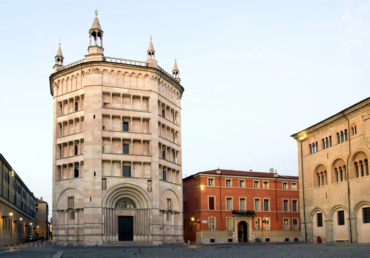 Najwyższa jakość życia we Włoszech jest w Parmie, Trydencie i Bolzano na północy. Ostatnie miejsce w rankingu zajmuje Crotone w Kalabrii na południu. 23. raport na temat poziomu życia w miastach we Włoszech został opracowany między innymi przez rzymski uniwersytet La Sapienza.