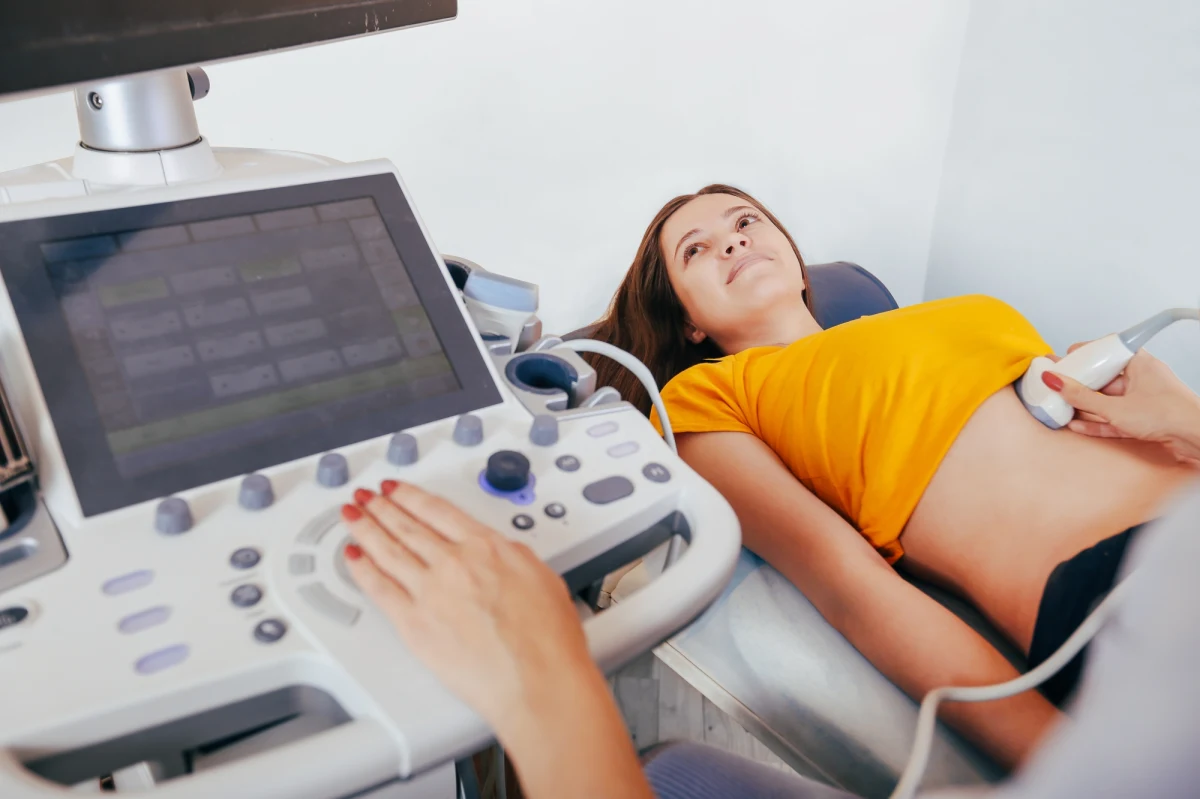 Prawie połowa Polaków uważa, że ubiegłoroczne orzeczenie Trybunału Konstytucyjnego w sprawie aborcji i wynikające z niego zaostrzenie prawa aborcyjnego zmniejszyło u Polaków chęć posiadania dzieci. Czterech na dziesięciu z nas uważa, że orzeczenie Trybunału Konstytucyjnego nie miało żadnego wpływu na podejście Polaków do rodzicielstwa. To wnioski z sondażu przeprowadzonego przez United Surveys dla RMF FM i "Dziennika Gazety Prawnej". 