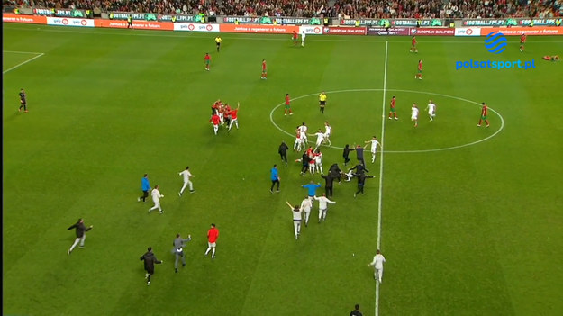 Reprezentacja Portugalii w niedzielnym meczu eliminacji mistrzostw świata przegrała niespodziewanie przed własną publicznością z Serbią 1-2 (1-1). Drużyna z Półwyspu Iberyjskiego zagra co prawda w barażach, ale taki obrót spraw odbierany jest jako prawdziwa katastrofa.

Cristiano Ronaldo i spółka rozpoczęli mecz kapitalnie - obejmując prowadzenie już w 2. minucie, po pierwszym w meczu celnym strzale (Sanchesa). Później jednak już tak dobrze nie było - w 33. minucie wyrównał Tadić, a w samej końcówce starcia, w 90. minucie bramkę na 2-1 dla przyjezdnych strzelił Mitrović.

To Serbia zakończyła więc zmagania w grupie na pierwszym miejscu z dorobkiem 20 punktów. Portugalia straciła do niej trzy "oczka". 

Bramki: 2. Sanches (B. Silva) – 33. Tadić (Lukić), 90. A. Mitrović (Tadić)
Kartki:   8. Cancelo (POR), 61. Moutinho (POR), 67. Sanches (POR) – 4. Stojković - trenér (SRB), 13. Gudelj (SRB), 66. Pavlović (SRB), 70. Milenković (SRB), 90+1. A. Mitrović (SRB)

 
Posiadanie piłki: 44 % : 56 %.

Strzały na bramkę: 2:3.
 Strzały niecelne: 2:7. 
Rzuty rożne: 3:9.
 Spalone: 1:3. 
Faule: 8:13.