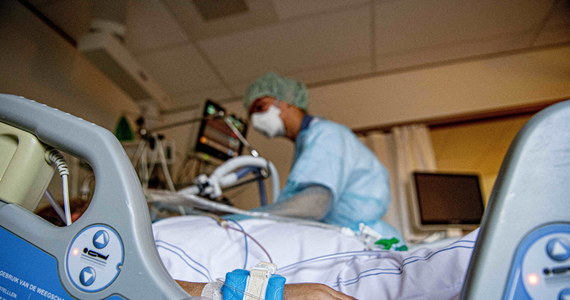 Ministerstwo Zdrowia poinformowało o 9 512 nowych przypadkach zakażenia koronawirusem - najwięcej w województwach mazowieckim, śląskim i zachodniopomorskim. Ostatniej doby zmarło 12 pacjentów z Covid-19.