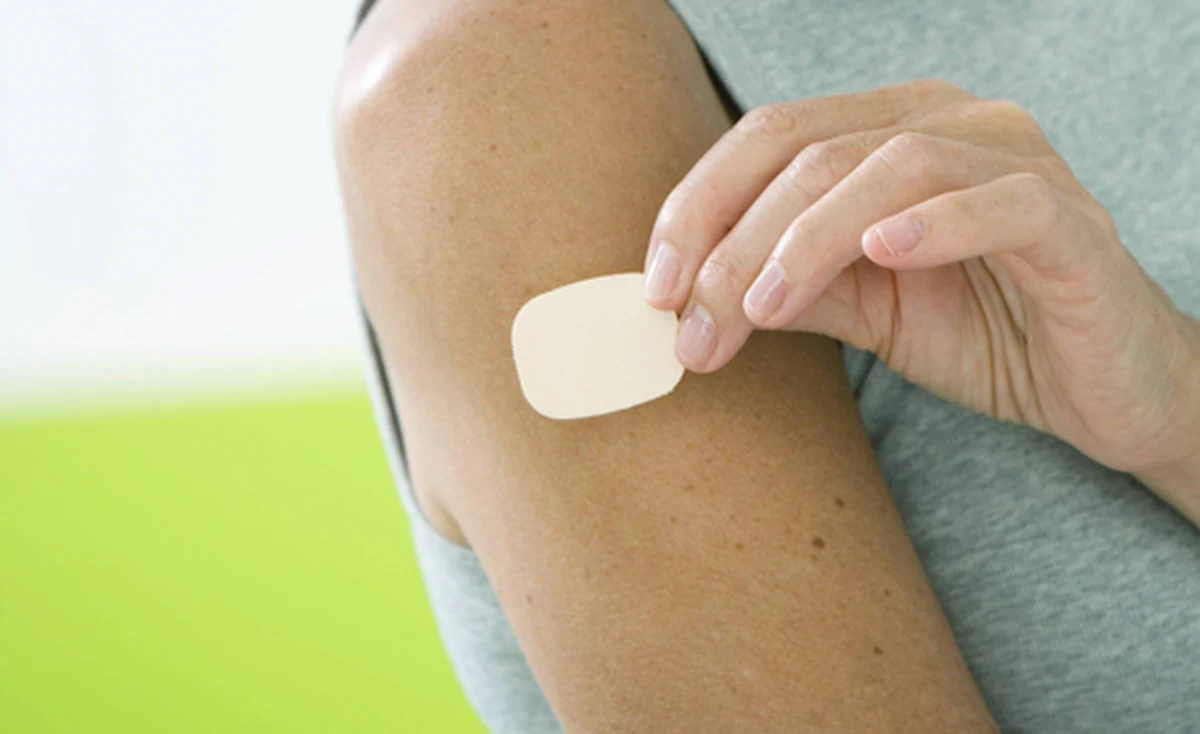 Brytyjska firma Emergex rozpoczyna badania kliniczne szczepionki przeciw Covid-19. Ma być ona aplikowana w formie plastra i ma zapewniać ochronę na dziesięciolecia. A to dzięki wykorzystaniu limfocytów T do zabijania zakażonych komórek – podał brytyjski dziennik "The Guardian".