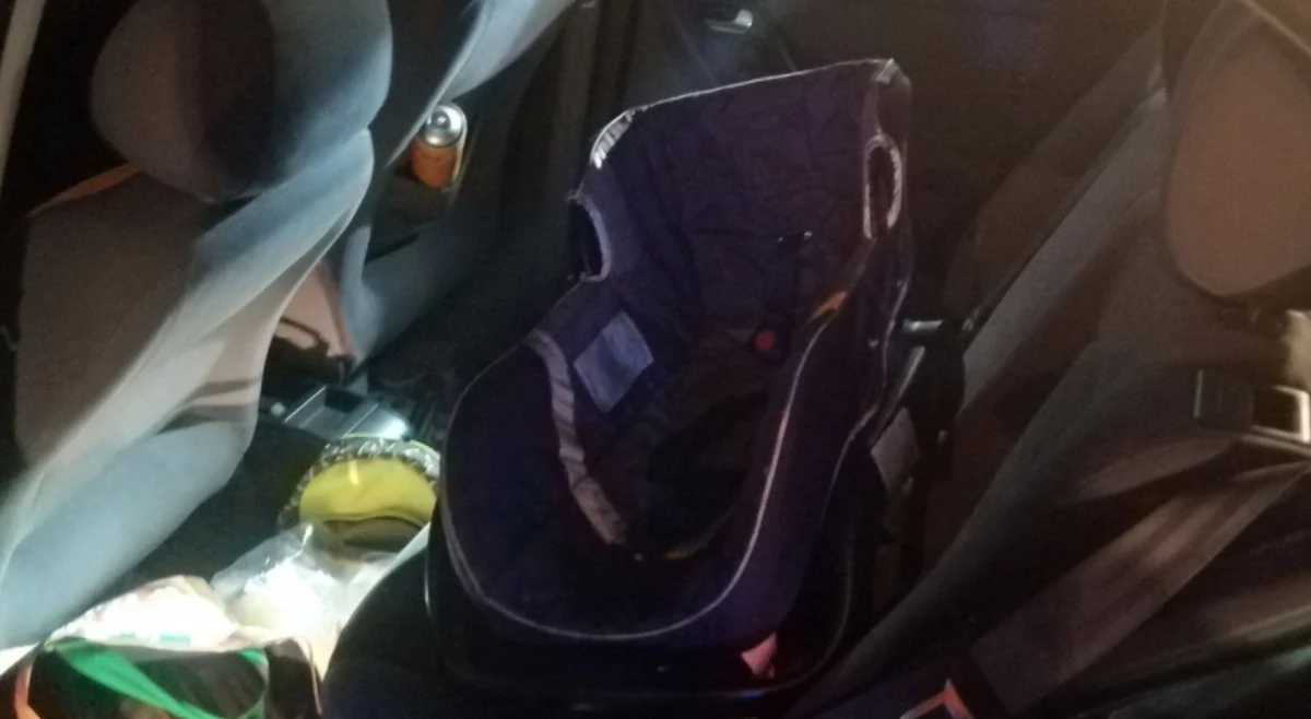 Do dramatycznego, zakończonego wypadkiem pościgu doszło w Siemianowicach Śląskich. Z samochodu, który chcieli zatrzymać policjanci drogówki uciekł kierowca i jadąca z nim kobieta. W aucie zostało porzucone 3-letnie dziecko. Policja nadal szuka mężczyzny, który kierował seatem.