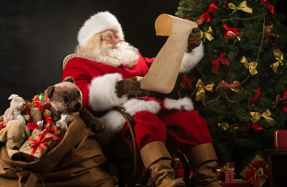 Mikołajki to najprawdopodobniej ulubione święto dzieci na całym świecie. Tego dnia według legend przebrany w czerwony strój mężczyzna z Laponii przynosi dzieciom na całym świecie prezenty, które zostawia np. pod poduszką. Nie we wszystkich krajach jednak prezenty przynosi święty Mikołaj. 