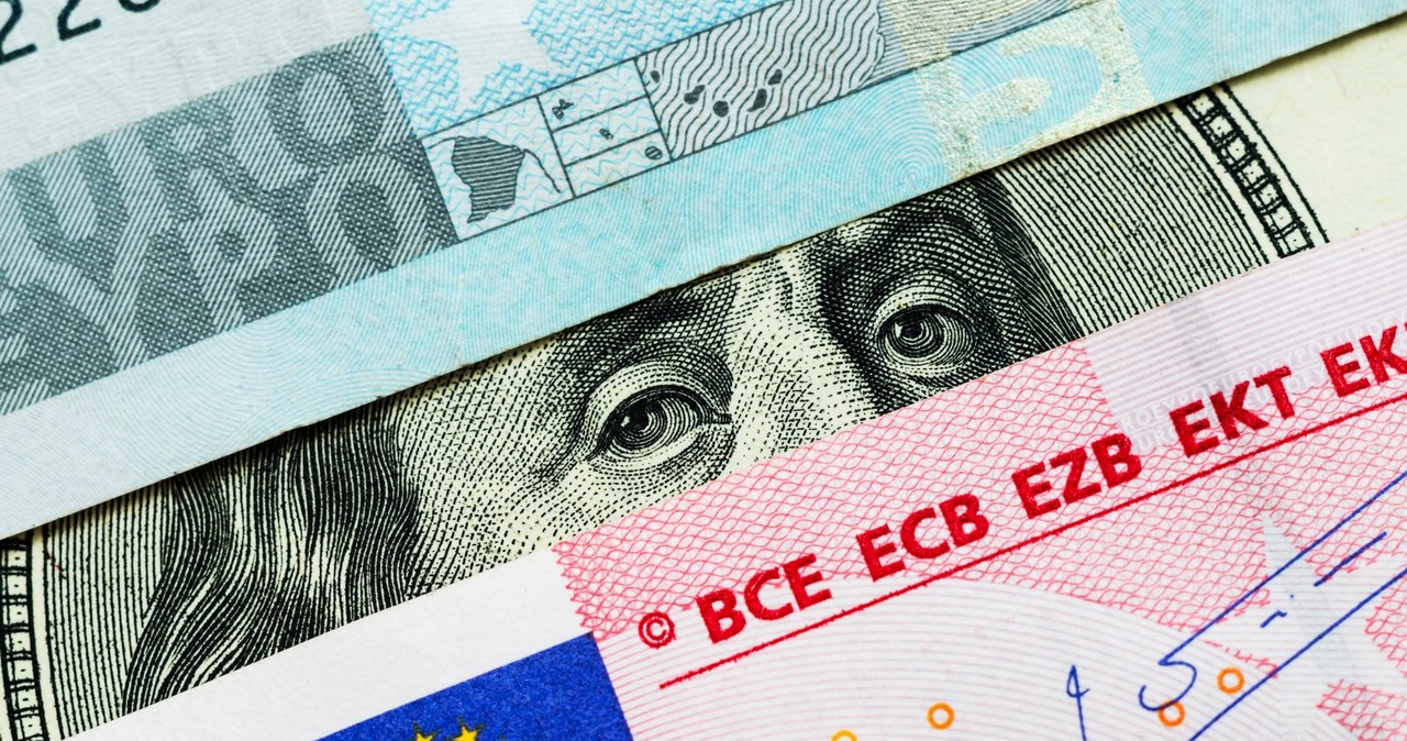 Złoty, poniedziałek, około, godz, rano, zyskiwał, wobec, głównych, walut, porównaniu, piątkowym, popołudniem, nieco, stracił, je Kursy walut. Ile kosztują dolar, euro i frank szwajcarski?