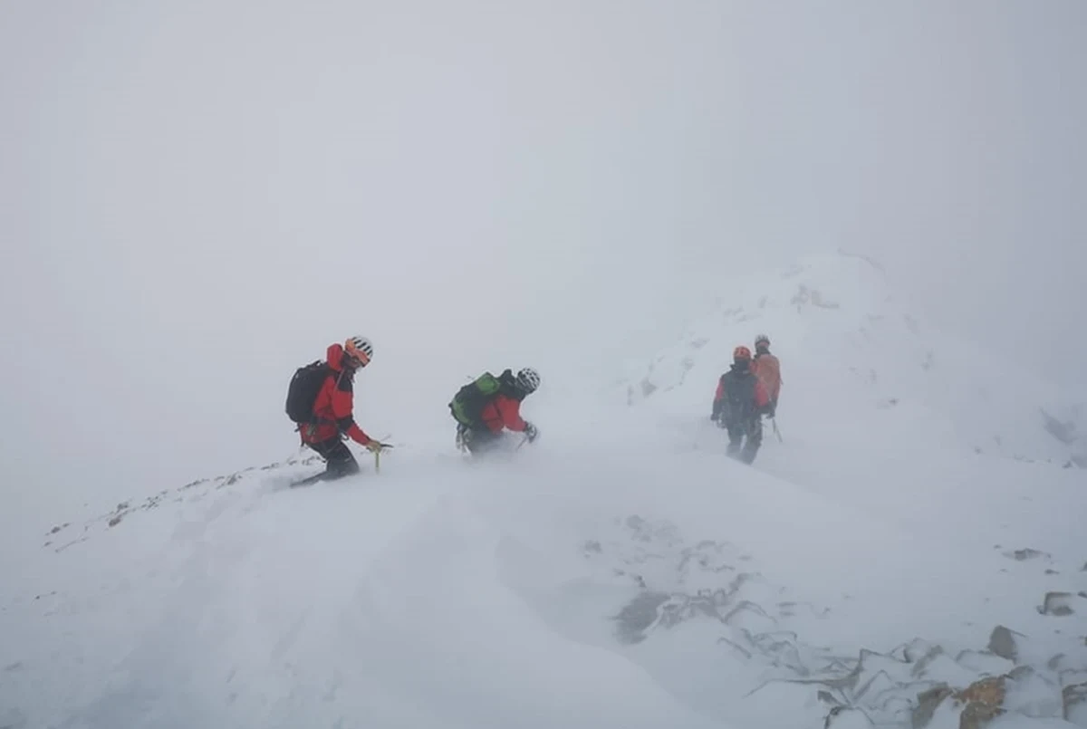 Takiej akcji austriaccy ratownicy jeszcze nie mieli. Ich wyprawa na pomoc alpinistom z Polski, którzy utknęli na Zugspitze, zamieniła się w pościg za jednym z nich. Mężczyzna uciekał, bo… bał się rachunku za wezwanie pomocy. Jak się okazało, nie miał ubezpieczenia.