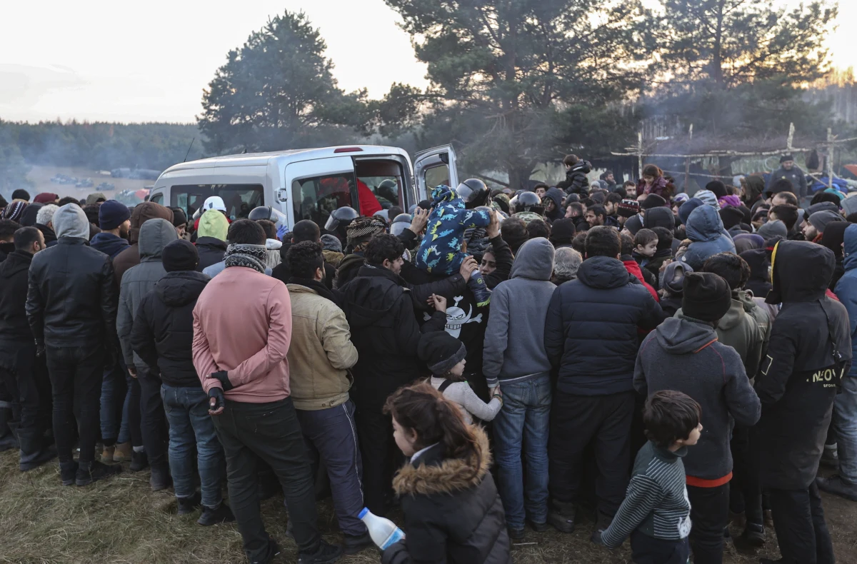 60-osobowa grupa migrantów próbowała w nocy siłowo przedostać się do Polski w okolicy miejscowości Połowce, położonej na terenie działań placówki SG w Czeremsze - poinformowała w poniedziałek PAP ppor. Anna Michalska z sekcji prasowej straży granicznej. Funkcjonariusze SG udaremnili tę próbę - dodała.
