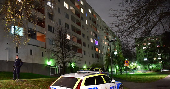 Tragedia w Sztokholmie. Lekarzom nie udało się uratować życia jednego z dwójki dzieci, które zostały najpierw ranione nożem, a następnie zrzucone z balkonu. Policja zatrzymała dwie osoby - jak podaje "Expressen", jedną z nich jest ojciec maluchów. Obie osoby usłyszały już zarzuty. 