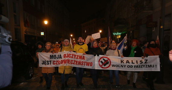 Trzy osoby zostały zatrzymane w związku z antysemickim marszem, do którego 11 listopada doszło w Kaliszu - poinformował szef MSWiA Mariusz Kamiński. "Nie ma zgody na antysemityzm i nienawiść na tle narodowościowym, religijnym lub etnicznym" - napisał minister na Twitterze. Wszyscy zatrzymani usłyszeli zarzuty.