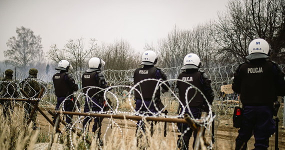 Ministrowie spraw zagranicznych państw Unii Europejskiej przyjęli w Brukseli nowe kryteria dotyczące sankcji wobec Białorusi w związku z kryzysem na granicy z Polską. Na czarnej liście ma się znaleźć 30 osób i podmiotów zaangażowanych w sprowadzanie migrantów na Białoruś.