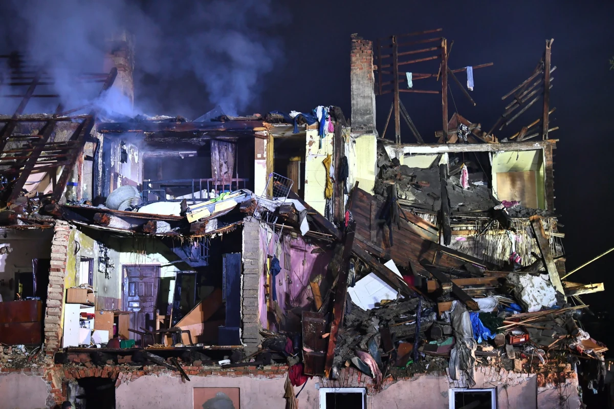 Prokuratura Rejonowa w Lubinie przesłuchuje świadków ws. zawalenia się budynku wielorodzinnego w Ścinawie, do którego doszło w środę, najprawdopodobniej w wyniku wybuchu gazu. W sobotę zmarła jedna z poszkodowanych w katastrofie osób. Stan kolejnej jest ciężki.