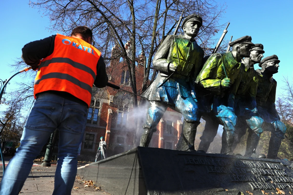 Policjanci zatrzymali jednego ze sprawców dewastacji pomników Józefa Piłsudskiego i Czwórki Legionowej przy ulicy Piłsudskiego w Krakowie. Mężczyzna został tymczasowo aresztowany – ustalili reporterzy RMF FM. Informację potwierdził minister sprawiedliwości Zbigniew Ziobro.