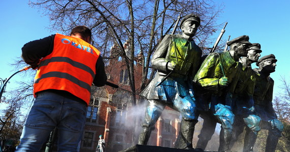 Policjanci zatrzymali jednego ze sprawców dewastacji pomników Józefa Piłsudskiego i Czwórki Legionowej przy ulicy Piłsudskiego w Krakowie. Mężczyzna został tymczasowo aresztowany – ustalili reporterzy RMF FM. Informację potwierdził minister sprawiedliwości Zbigniew Ziobro.