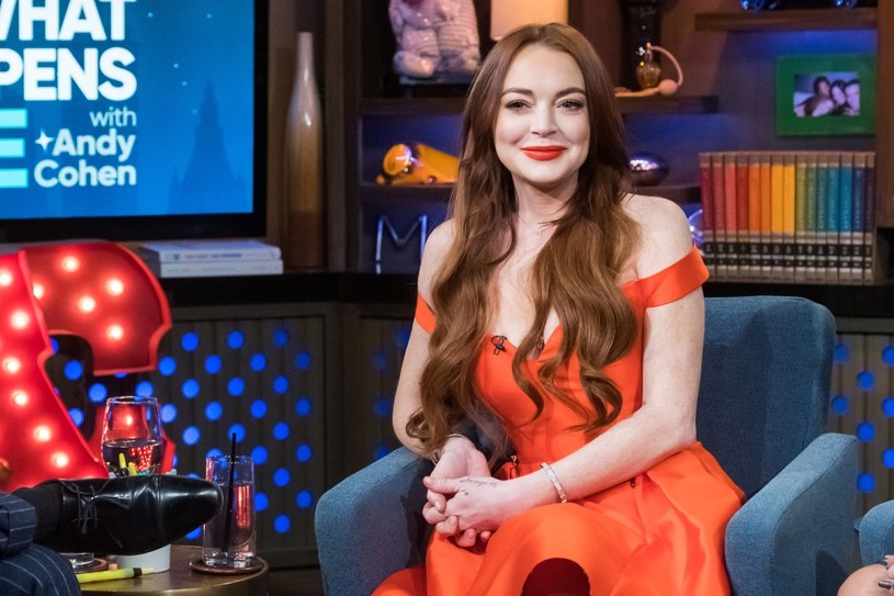 Kariera aktorska Lindsay Lohan stanęła przed laty w martwym punkcie z powodu problemów osobistych. Wzbudzająca kontrowersje aktorka podjęła właśnie próbę jej odbudowania. Pomocną dłoń wyciągnął do niej Netflix, proponując jej rolę w bożonarodzeniowej komedii romantycznej "Christmas in Wonderland". Właśnie opublikowane zostało pierwsze zdjęcie z tej produkcji!