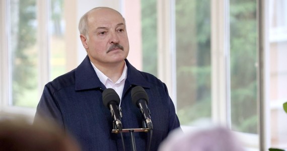 Białoruś nie chce konfliktu na granicy – oświadczył we wtorek Alaksandr Łukaszenka. Zapowiedział jednocześnie, że brutalnie odpowie na nowe sankcje i „nie będzie żartować”. Zaproponował też przewiezienie migrantów do Monachium drogą lotniczą.