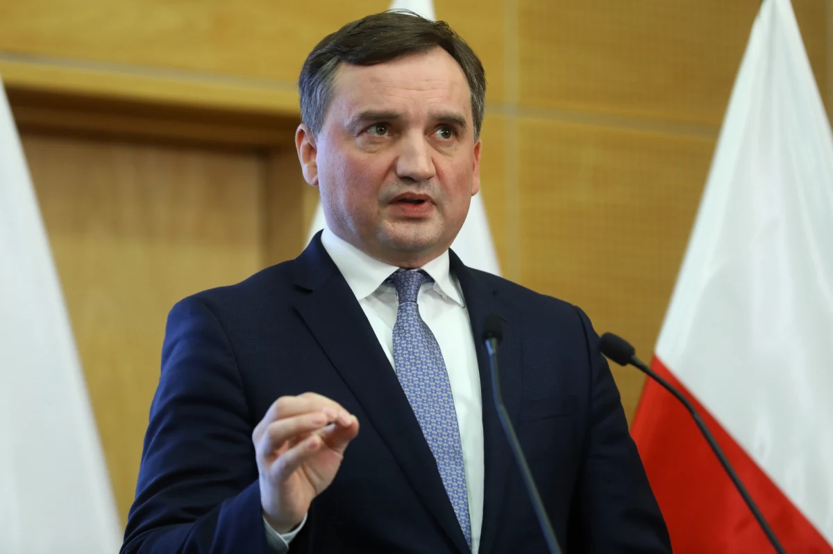 Poprzez spłaszczenie struktury sądownictwa powszechnego chcemy uzyskać efekt w postaci uwolnienia przeszło 2 tys. stanowisk sędziowskich - poinformował minister sprawiedliwości Zbigniew Ziobro. Zapewnił, że żaden sąd rejonowy nie zostanie zlikwidowany. Każdy z sędziów będzie miał status sędziego sądu powszechnego, wszyscy sędziowie będą sobie równi – dodał.