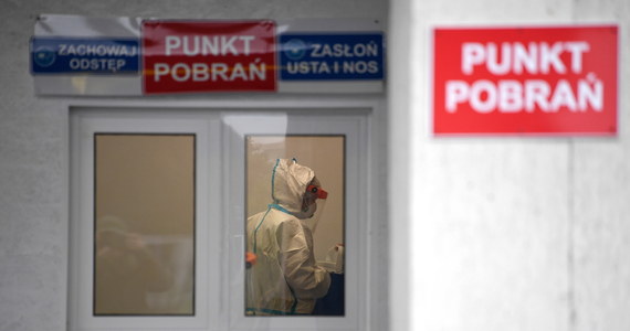 Policjanci z Piekar Śląskich wyjaśniają okoliczności niedzielnego pożaru punktu pobrań materiału do testów na koronawirusa. Według wstępnych ustaleń namiot, w którym pobierano próbki został prawdopodobnie podpalony.