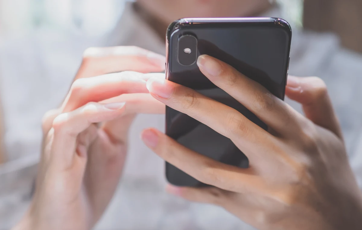 ​Uwaga na oszustów. Wiele osób dostaje SMS-y z prośbą o uregulowanie płatności za prąd, grożąc odłączeniem energii elektrycznej. Przestępcy podają się za Polską Grupę Energetyczną (PGE).