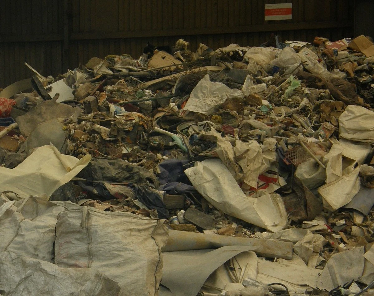 Na początku 2022 r. rząd zamierza przyjąć projekt specustawy, która dedykowana będzie rozwiązaniu problemu wielkoobszarowych terenów zdegradowanych. Zakłada ona m.in. eliminację lub zabezpieczenie stwarzających zagrożenie odpadów znajdujących się na takich obszarach.