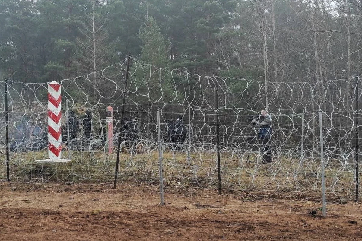 Budowa zapory na polsko-białoruskiej granicy ma rozpocząć się w grudniu - poinformowało w poniedziałek po południu MSWiA w komunikacie przesłanym po pierwszym spotkaniu powołanego w tym celu zespołu. Prace będą prowadzone jednocześnie na czterech odcinkach, a budowa ma potrwać do połowy przyszłego roku.