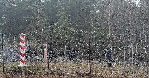 Budowa zapory na polsko-białoruskiej granicy ma rozpocząć się w grudniu - poinformowało w poniedziałek po południu MSWiA w komunikacie przesłanym po pierwszym spotkaniu powołanego w tym celu zespołu. Prace będą prowadzone jednocześnie na czterech odcinkach, a budowa ma potrwać do połowy przyszłego roku.